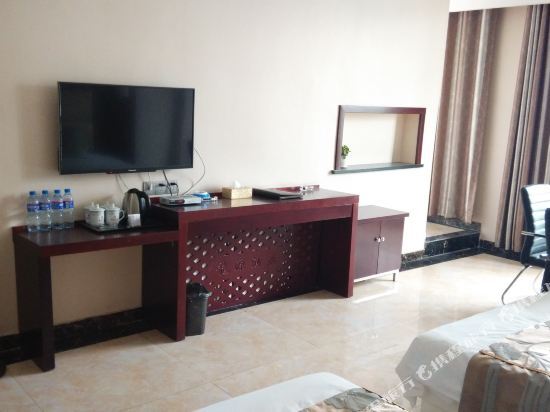 Лоян: Longyuan Business Hotel Yichuan