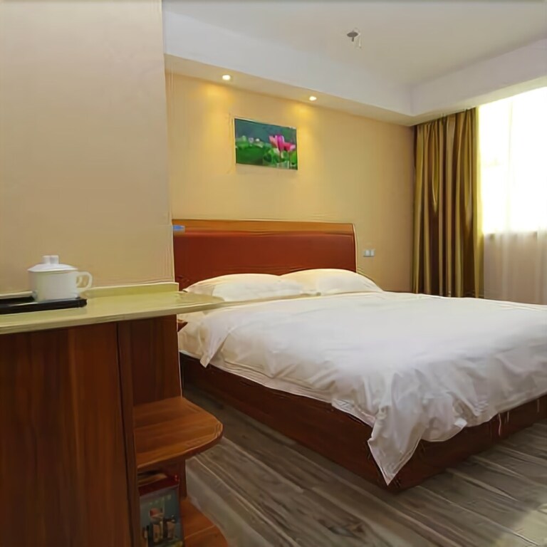 Цзинин: Heyun Holiday Hotel