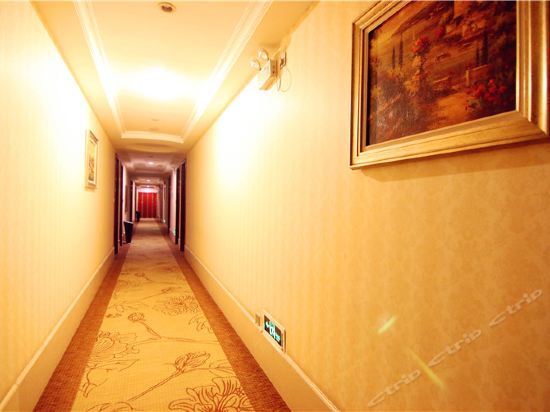 Синьсян: 新乡塞纳河温泉酒店