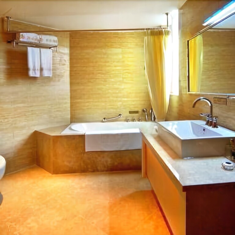 Гуйлинь: 桥头酒店(桂林两江四湖东西巷店)