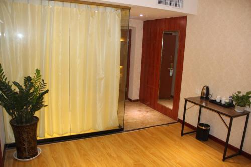 Вэйнань: Longyue Hotel Huayin