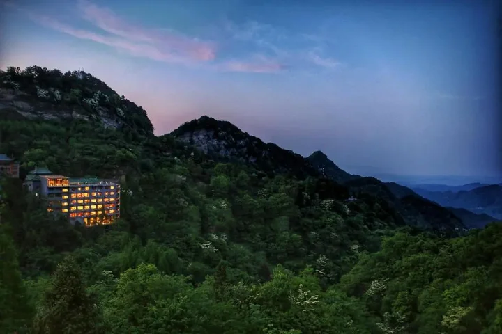 Шиянь: Top Zero Hotel