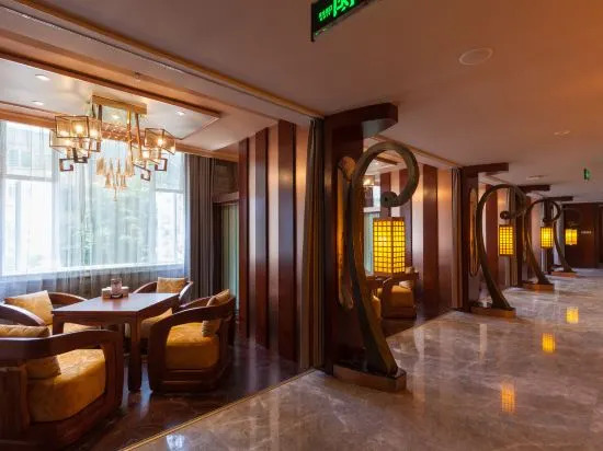 Gold Dragon Hotel — фото 1