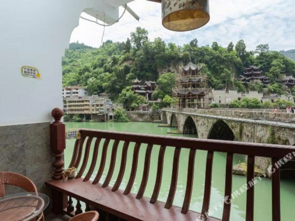 Уян: Wushi Ju | Zhenyuan Ancient Town Riverside Homestay