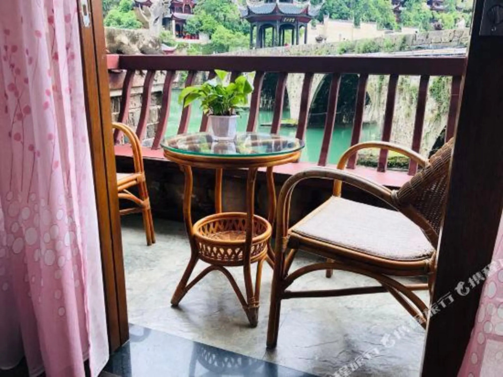 Уян: Wushi Ju | Zhenyuan Ancient Town Riverside Homestay
