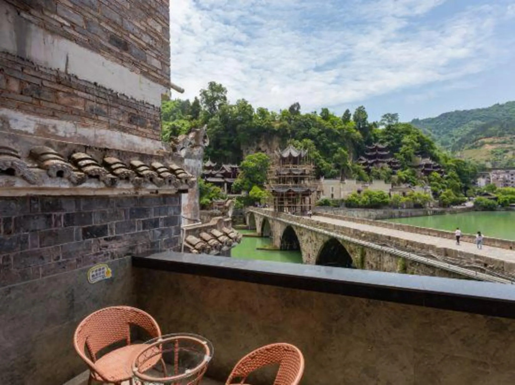 Уян: Wushi Ju | Zhenyuan Ancient Town Riverside Homestay