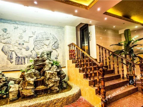 Цзинхун: 景洪曼弄枫金辉大酒店