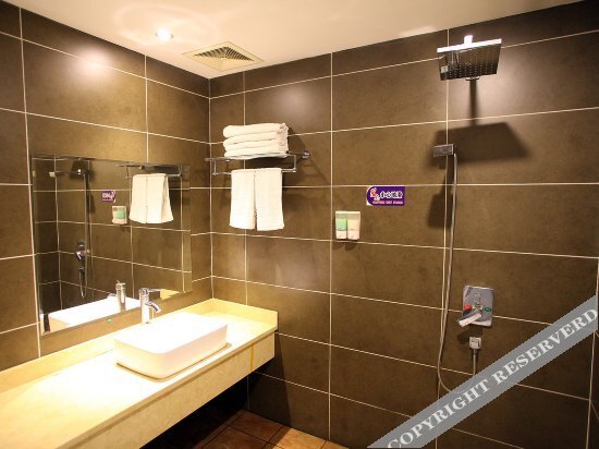 Йиян: Sanchuan Theme Hotel