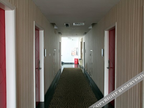 Йиян: Sanchuan Theme Hotel