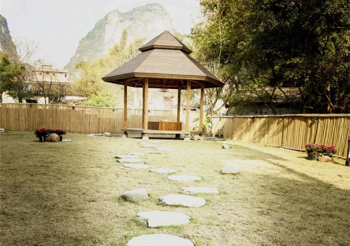 Яншо: Yangshuo Qixin Inn
