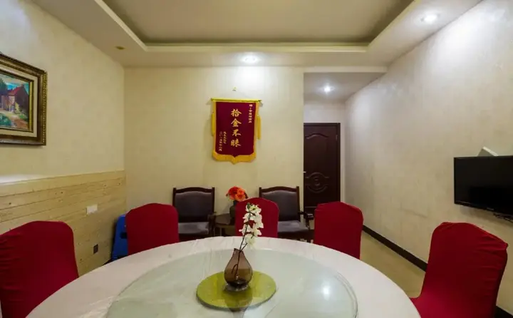 Лешан: Mount Emei Happy Hotel