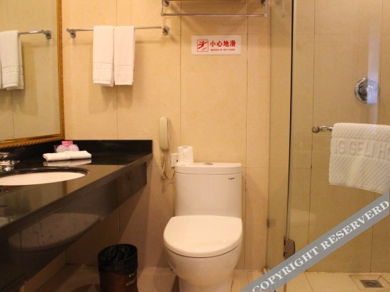 Дунъян: 东阳市旺盛香阁丽大酒店