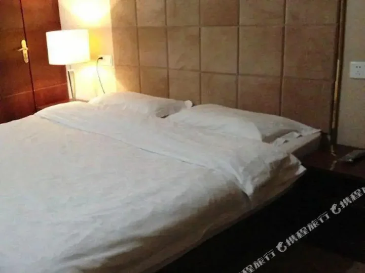Лунъянь: Yufeng Business Hotel