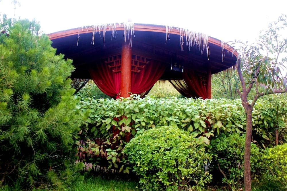 Вэйнань: Shengtang Yishe Hot Spring Resort Hotel