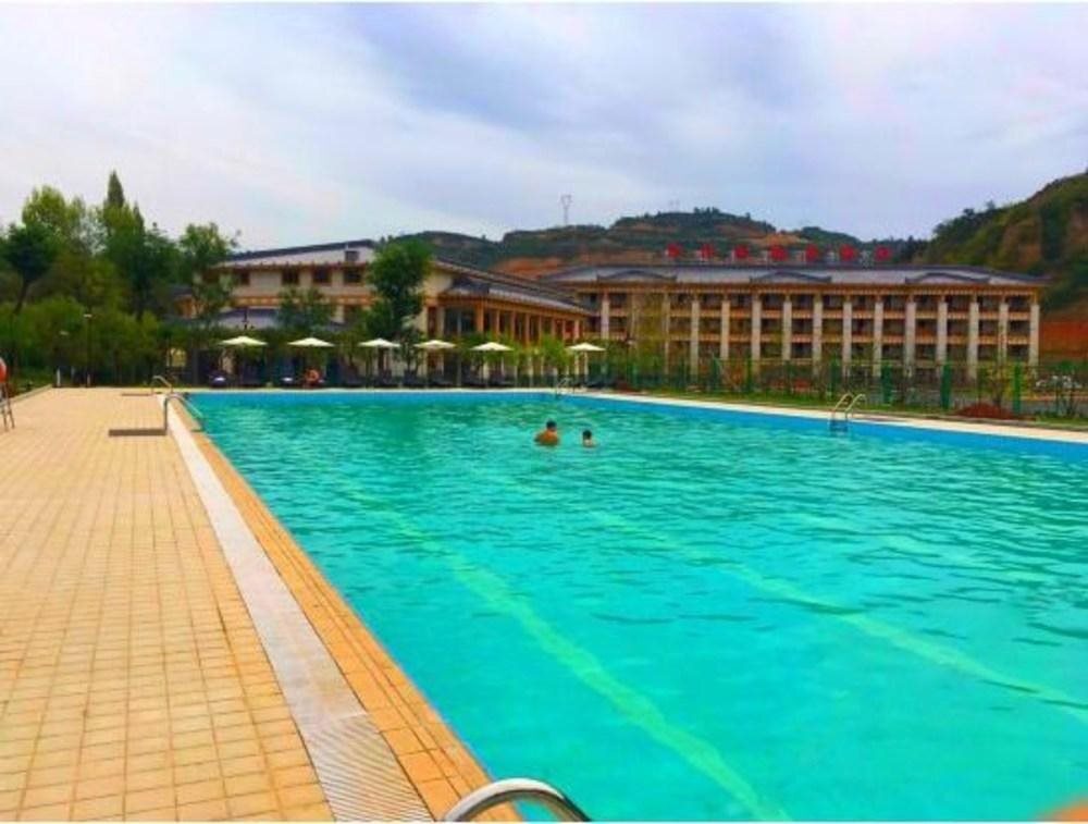 Вэйнань: Shengtang Yishe Hot Spring Resort Hotel