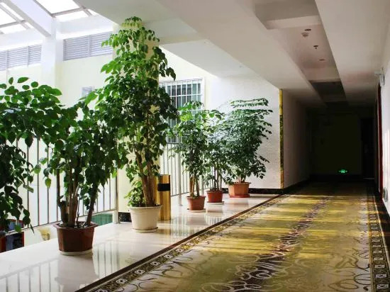 Шаогуань: Huatianlong Business Hotel