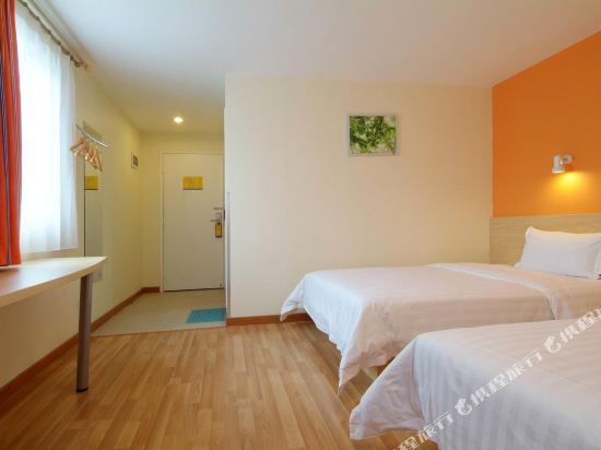 Neijiang: π Hotel  (Century Riverside, Wenying street, Neijiang)