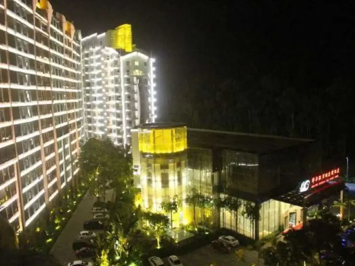 Дэхун: Huafeng Peacock Lake Hotel & Resort