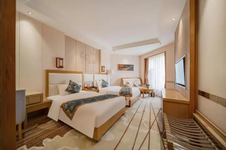 Дэхун: Huafeng Peacock Lake Hotel & Resort