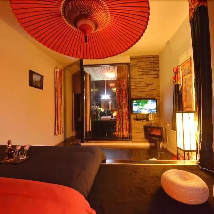 Голмуд: Hanting Hotel