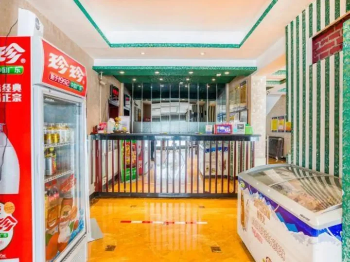 Инкоу: Aiju Hotel (Dashiqiao Railway Station South)