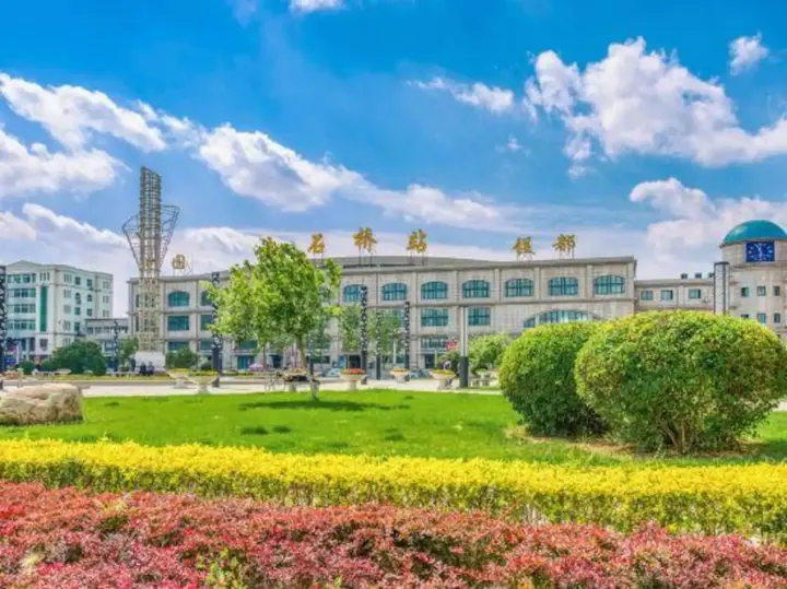 Инкоу: Aiju Hotel (Dashiqiao Railway Station South)