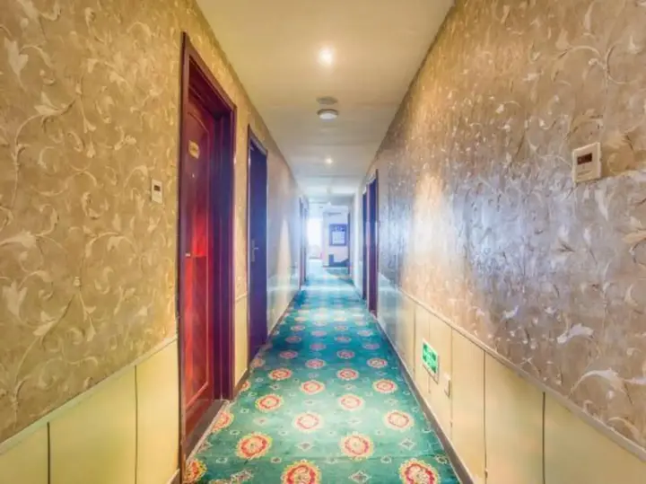 Инкоу: Aiju Hotel (Dashiqiao Railway Station South)