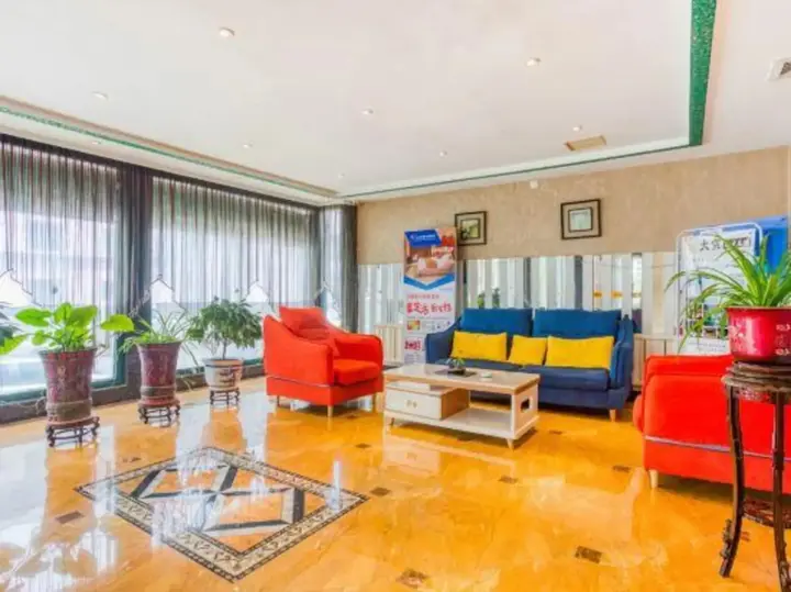 Инкоу: Aiju Hotel (Dashiqiao Railway Station South)
