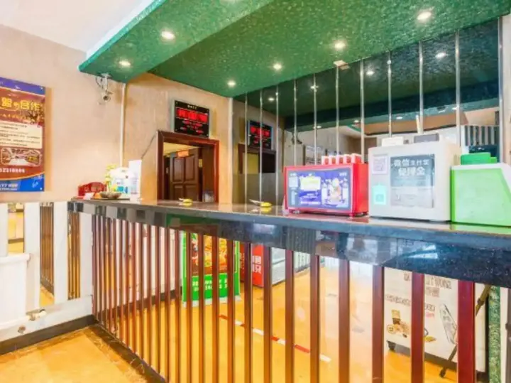 Инкоу: Aiju Hotel (Dashiqiao Railway Station South)