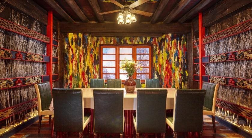 Шангри-Ла: JIUMI Snow Mountain Original Art Hotel