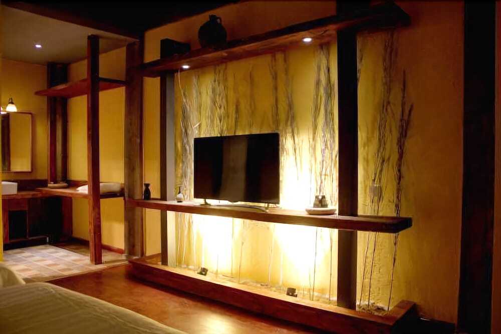 Шангри-Ла: JIUMI Snow Mountain Original Art Hotel