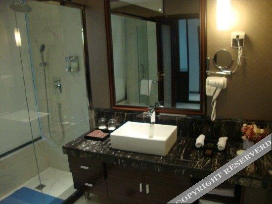 Синин: Summer Beauty Hotel