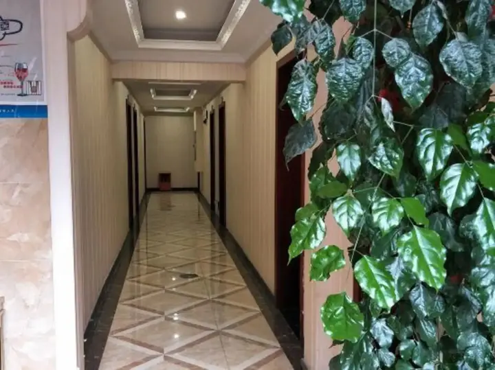 Яань: Hongyan Business Hotel