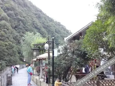 Мую: Yinju Xiangxi Inn