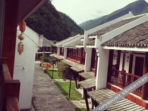 Мую: Yinju Xiangxi Inn