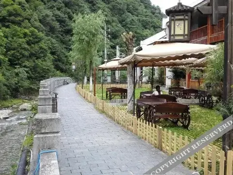 Мую: Yinju Xiangxi Inn