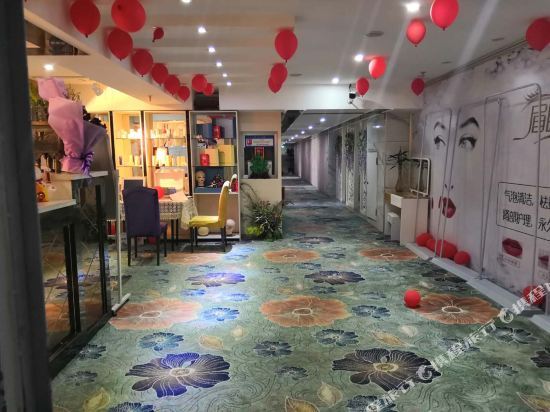 Инин: Haixiu Business Hotel
