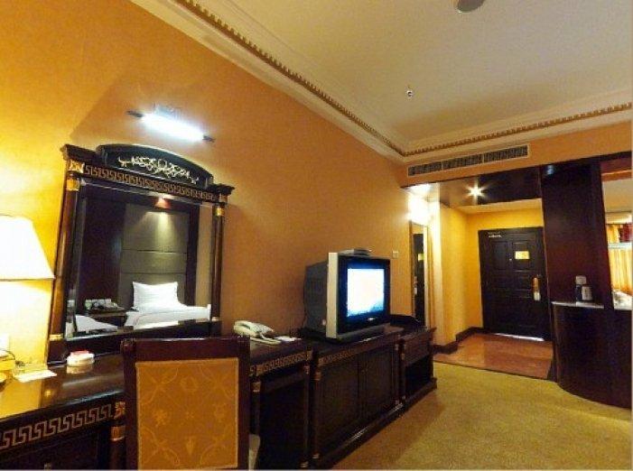Баодин: Huazhong Holiday Hotel