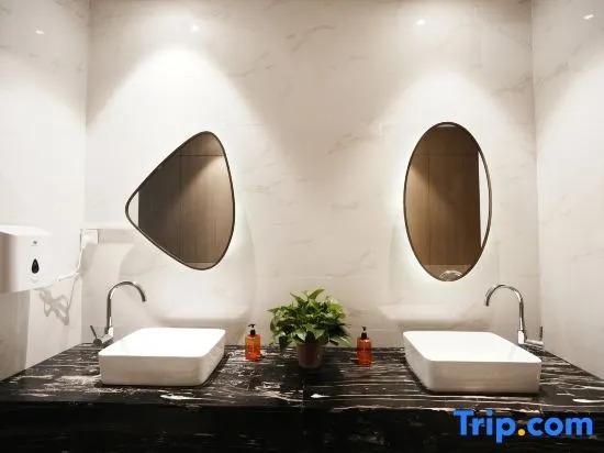 Гуйлинь: Versailles Hotel (Guilin Two Rivers and Four Lakes Railway Station Branch)