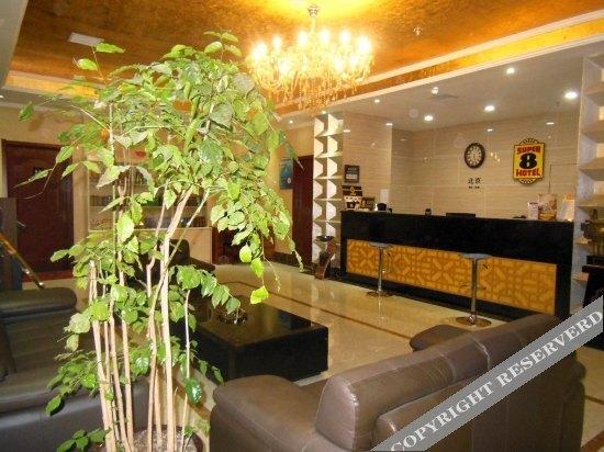Луннань: Super 8 Hotel Longnan Wudu Pan Xuan Lu Square