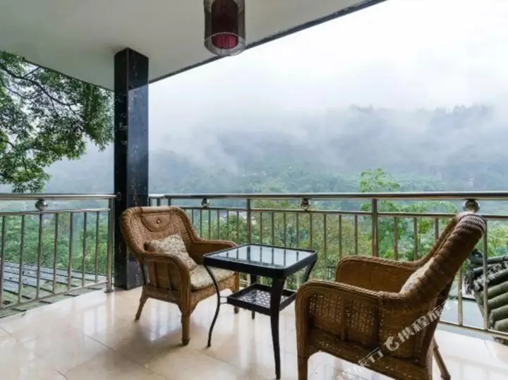 Лешан: Emei Mountain Lakeview Inn