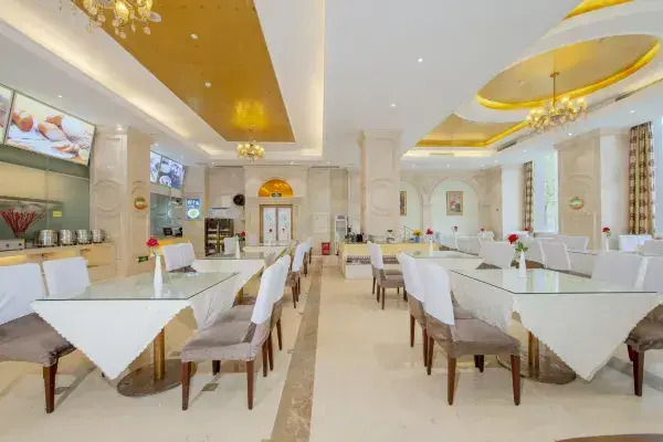 Синьян: Vienna International Hotel Xinyang Yangshan New District Branch