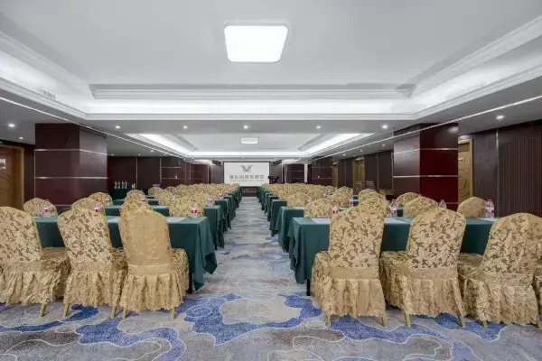 Синьян: Vienna International Hotel Xinyang Yangshan New District Branch