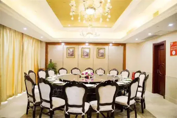 Синьян: Vienna International Hotel Xinyang Yangshan New District Branch