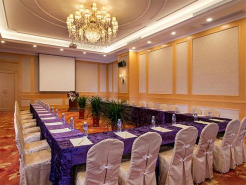 Синьян: Vienna International Hotel Xinyang Yangshan New District Branch