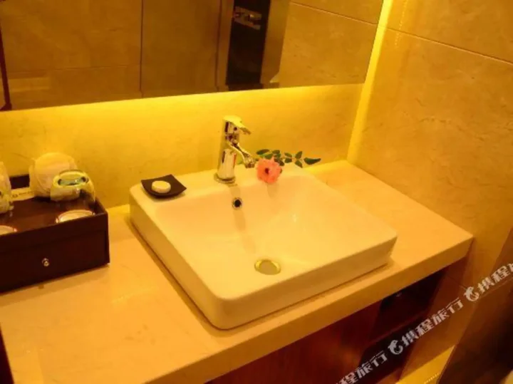 Дэхун: Phoenix Hot Spring Holiday Hotel