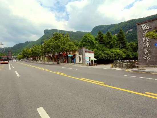 Чжанцзяцзе: Summer Time Homestay-Wulingyuan