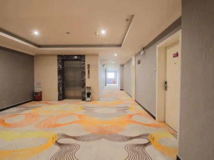 Янгиианг: Lanli Lily Hotel (Xindacheng Times Square North Lake Park Store)
