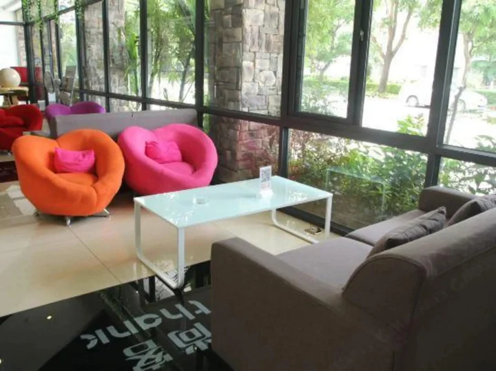 Янгиианг: Lanli Lily Hotel (Xindacheng Times Square North Lake Park Store)