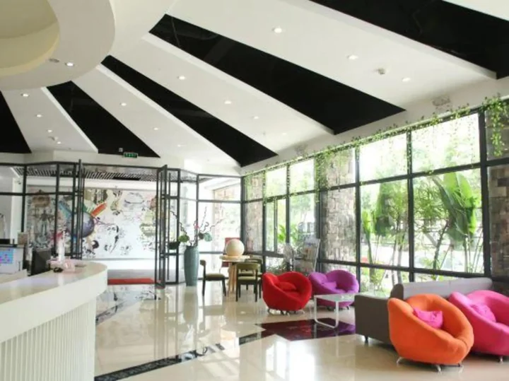 Янгиианг: Lanli Lily Hotel (Xindacheng Times Square North Lake Park Store)